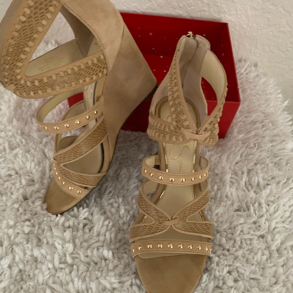 JESSICA SIMPSON SUEDE SAND/BEIGE SANDAL. Size 5.5